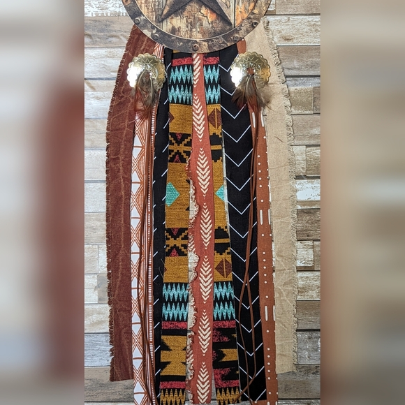 NWT Handcrafted Rustic Metal Star With Conchos Feathers & Multi Colored Trim - Picture 2 of 8